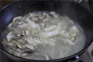 锅内倒水，放入所有的蘑菇焯水，捞出之后控干水分