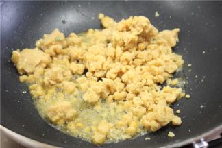 锅内倒少许的油，油热之后放入2勺耙豌豆