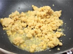 锅内倒少许的油，油热之后放入2勺耙豌豆