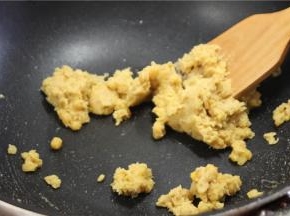 翻炒至抱团