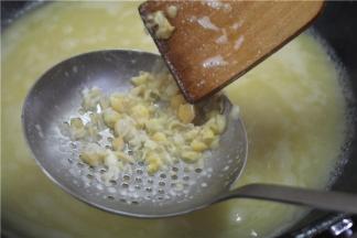 用漏勺打捞出豌豆渣，让口感更加的顺滑