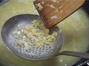 用漏勺打捞出豌豆渣，让口感更加的顺滑