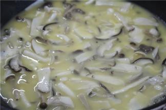 汤汁烧浓后，放入蘑菇大火煮5分钟左右