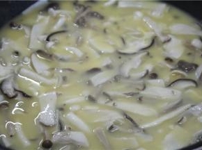 汤汁烧浓后，放入蘑菇大火煮5分钟左右