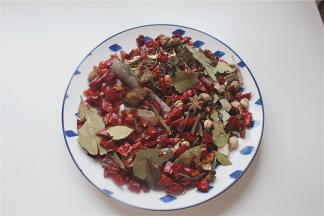 准备好所有香料（辅料里的香料量是按照大概10斤水的用量，你可以根据自己的实际情况做调整）