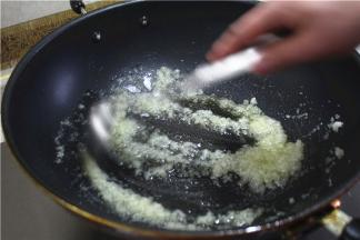 锅内放少量油，加入冰糖