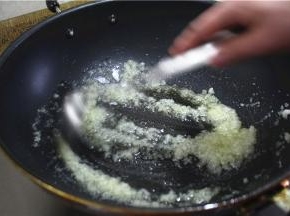 锅内放少量油，加入冰糖