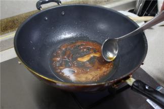 炒化后，高温变色冒泡即好