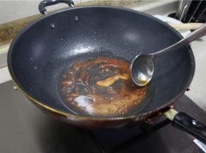 炒化后，高温变色冒泡即好