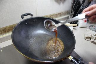 加入适量开水搅拌均匀，熬成糖浆倒出，糖色就做好了，糖色主要是用来上色