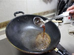 加入适量开水搅拌均匀，熬成糖浆倒出，糖色就做好了，糖色主要是用来上色