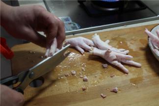 洗净鸡爪，去掉指甲