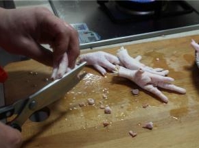 洗净鸡爪，去掉指甲