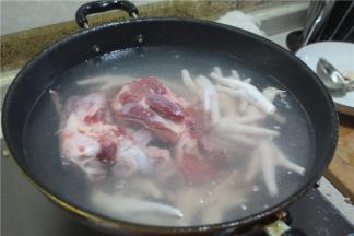 锅里加水，把肉和鸡脚放入锅里焯水