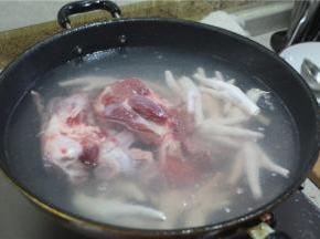 锅里加水，把肉和鸡脚放入锅里焯水