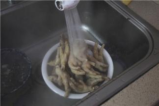 用冷水冲洗，这样可以让肉更紧致