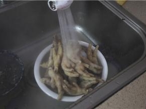 用冷水冲洗，这样可以让肉更紧致