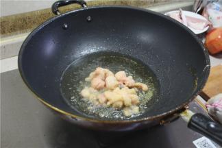 锅内入油，加入鸡油、猪油（卤水加入动物油做出来会更香）