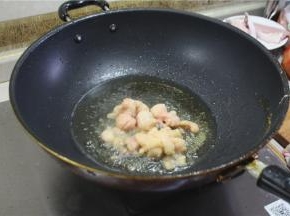 锅内入油，加入鸡油、猪油（卤水加入动物油做出来会更香）