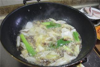 熬化后加入姜、葱、蒜、干辣椒、洋葱、花椒炒香