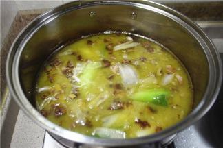 加入鸡精、味精、盐、糖色调味