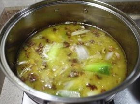 加入鸡精、味精、盐、糖色调味