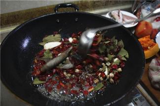 把准备好的八角、桂皮、香叶、草果、三奈、小茴、丁香、灵草、排草、草果、砂仁、香草等香料，一起倒入锅中翻炒出香味