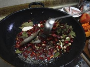 把准备好的八角、桂皮、香叶、草果、三奈、小茴、丁香、灵草、排草、草果、砂仁、香草等香料，一起倒入锅中翻炒出香味
