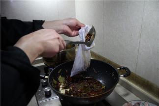 装入纱布袋，并包好