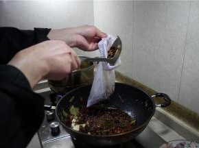 装入纱布袋，并包好