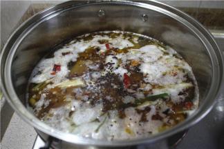 冷却的原油加入红曲米，待煮开后熬制15分钟