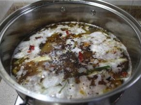 冷却的原油加入红曲米，待煮开后熬制15分钟