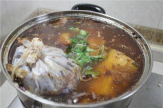 接着加入料包和已经处理过的食材一起卤