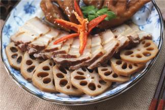 鸡脚大约15分钟，五花肉20分钟，藕半个小时即可