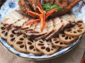 鸡脚大约15分钟，五花肉20分钟，藕半个小时即可