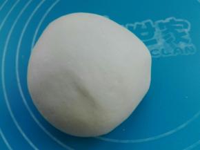 揉成光滑有弹性的水油皮的面团