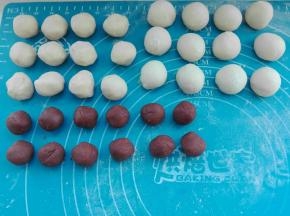 将水油皮面团、油酥面团、枣泥各等会为12份