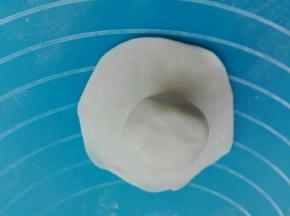 将一个水油皮包上一个油酥