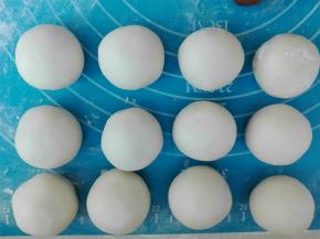 依次包好，收口朝下放好，盖保鲜膜，防止干裂