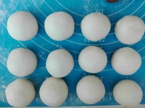 依次包好，收口朝下放好，盖保鲜膜，防止干裂