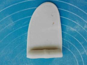 取一个面团擀成椭圆形，自上而上卷起来