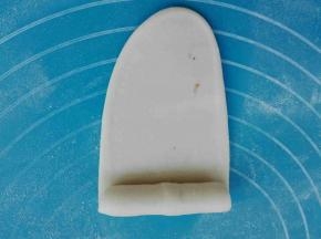 取一个面团擀成椭圆形，自上而上卷起来