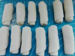 依次卷好，保鲜膜盖好