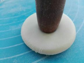 包好的面团，按压平，借助擀面仗在中心点按个印痕，方便后面切开的均匀