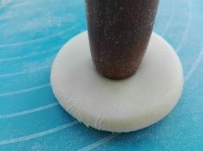 包好的面团，按压平，借助擀面仗在中心点按个印痕，方便后面切开的均匀