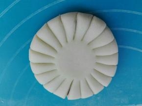 用刀子沿中心圈等分切开