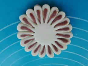 切好后扭转，扭转后的菊花酥标其馅料分布均等，馅与边缘距离也要均等