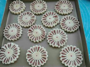 依次切好扭转，菊花酥就成形了，中间刷蛋液，用牙签沾色素点个点装饰一下