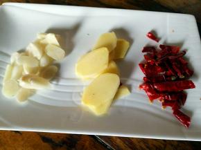 配料备好，姜蒜切片，辣椒切段