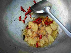 锅里放入植物油，油热时放入姜蒜和辣椒